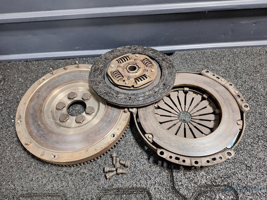 Kit ambreiaj VOLKSWAGEN POLO (9N_) [ 2001 - 2012 ] 16V (AUA, BBY, BKY) 55KW|75HP 030141025S