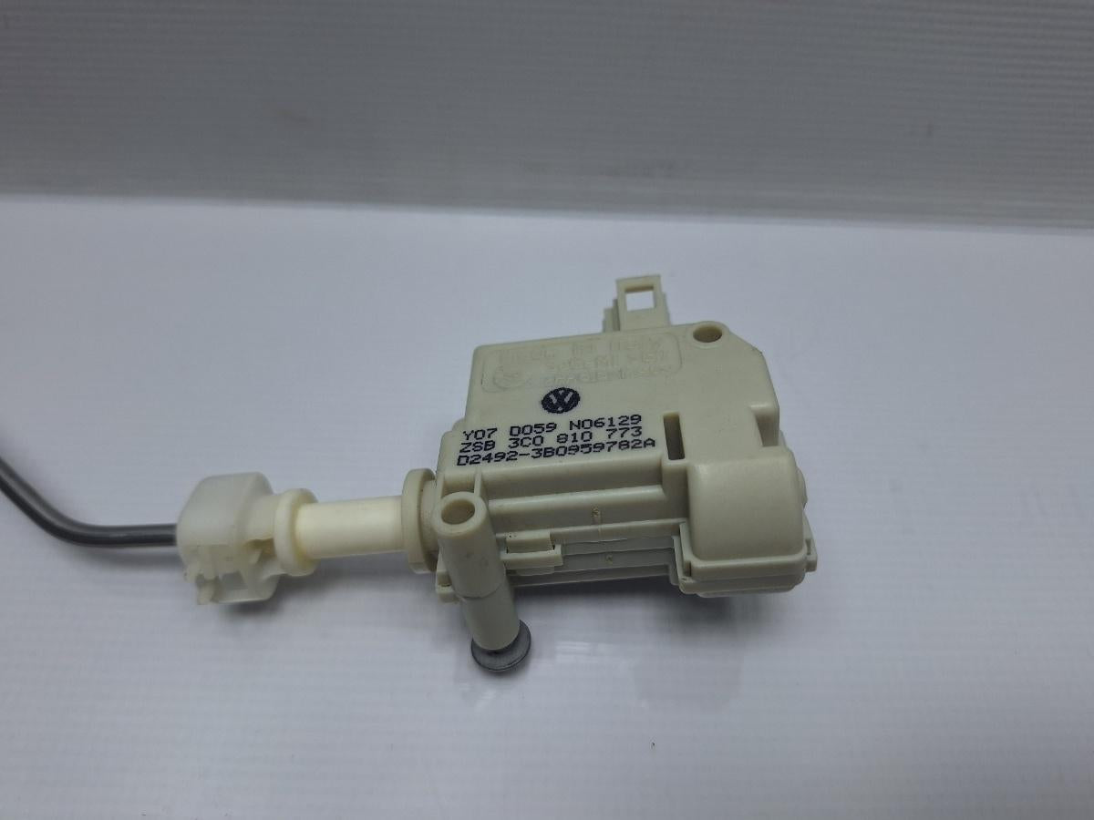 Motor sistem de inchidere centralizata VOLKSWAGEN PASSAT Variant 3C5 2005 - 2011, Estate TDI BMP  3C0810773 , 3B0959782A