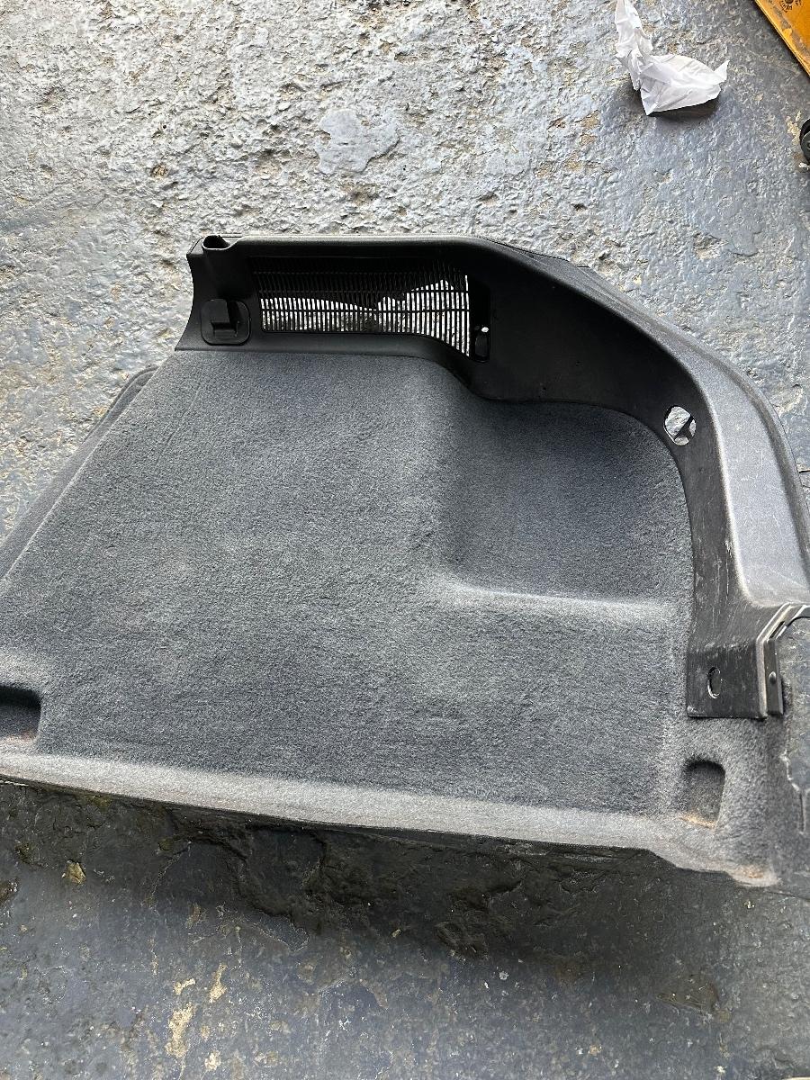 Laterale portbagaj stanga dreapta  AUDI A3 II Sportback 8PA 2004 - 2015 TDI BKC, BLS, BXE 8P4863879E 9BT / 8P4863880 9BT