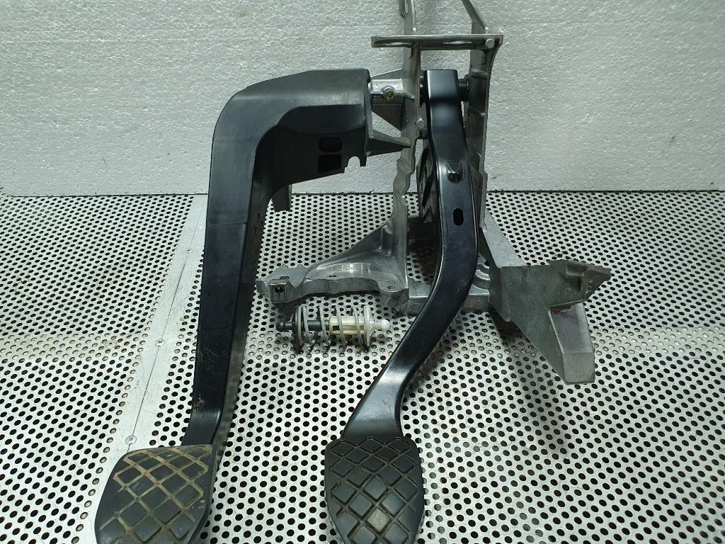 Pedalier  AUDI A4 II 8E2, B6 2000 - 2005 2.0 2.0 ALT 8E1721117A