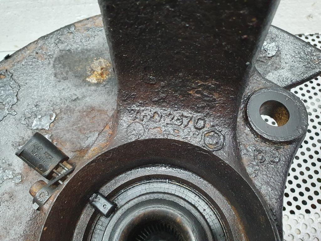 Portfuzeta stanga cu rulment  VOLKSWAGEN TRANSPORTER IV Bus 70XB, 70XC, 7DB, 7DW, 7DK 1990 - 2  7H0407257G