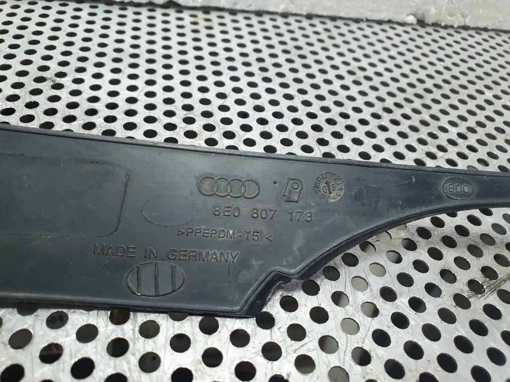 Grila proiector stanga  AUDI A4 II Avant 8E5, B6 2000 - 2005 1.9 TDI AVF, AWX 8E0807173