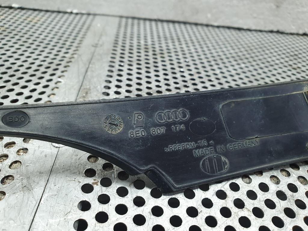 Grila proiector  dreapta AUDI A4 II Avant 8E5, B6 2000 - 2005 1.9 TDI AVF, AWX  8E0807174