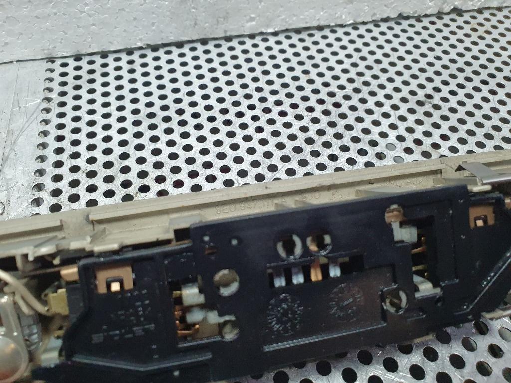 Plafoniera lumini pasageri  AUDI A4 II Avant 8E5, B6 2000 - 2005 1.9 TDI AVF, AWX 8E0947111A