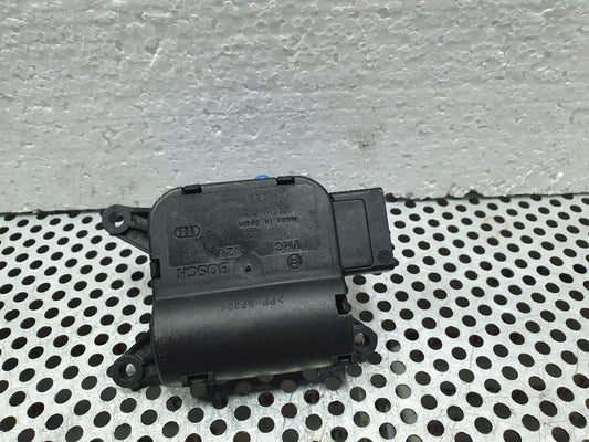 Motoras reglaj aeroterma V113 AUDI A4 II Avant 8E5, B6 2000 - 2005 1.9 TDI AVF, AWX BOSCH  0132801322  8E1820511F