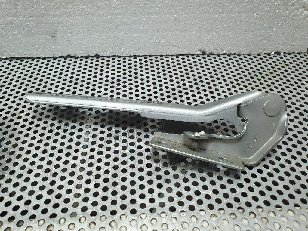Balama capota motor stanga  AUDI A4 II Avant 8E5, B6 2000 - 2005 1.9 TDI AVF, AWX 8E0823301F