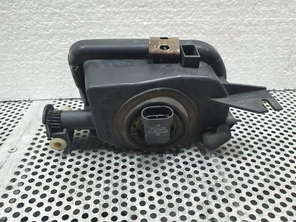 Proiector ceata  stanga MERCEDES-BENZ C-CLASS II W203  2000 - 2007 2.2 C 220 CDI OM 611.962 2158200556