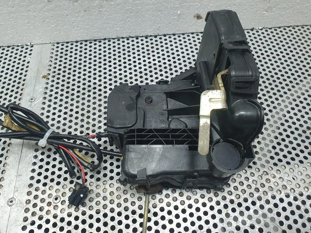 Broasca usa dreapta fata MERCEDES-BENZ C-CLASS II W203  2000 - 2007, MERCEDES-BENZ C-CLASS T-Model II S203 2001 - 20072.2 C 220 CDI OM 646.963 A2037200435