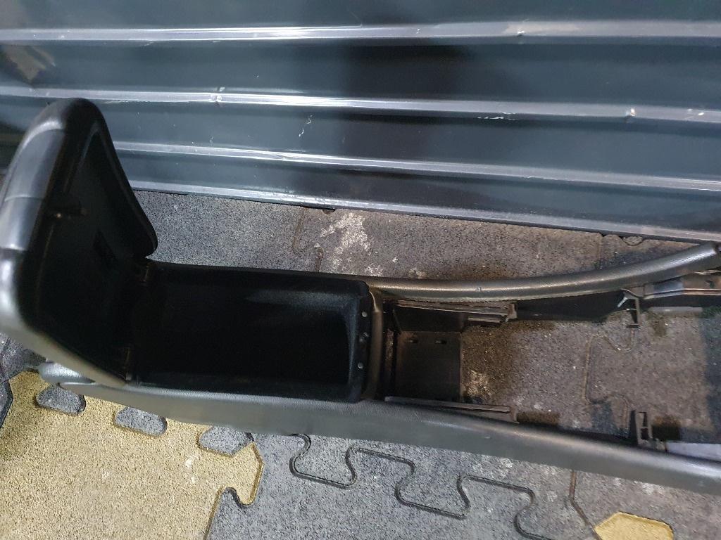 Consola centrala (tunel) MERCEDES-BENZ C-CLASS II W203  2000 - 2007, MERCEDES-BENZ C-CLASS T-Model II S203 2001 - 20072.2 C 220 CDI OM 646.963 E0376.110.21