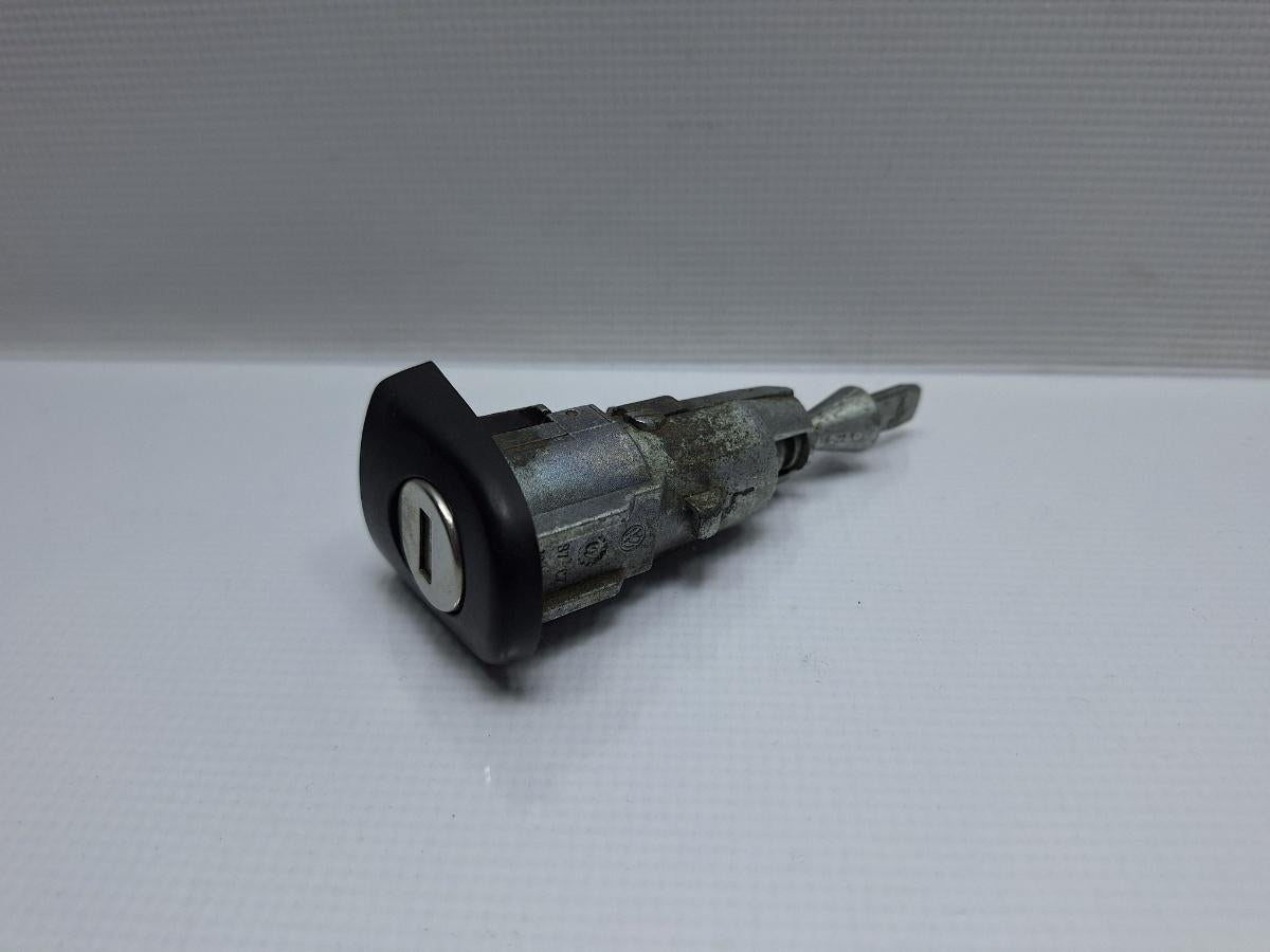 Butuc usa stanga fata VOLKSWAGEN GOLF V 1K1 2003 - 2009 TDI BKC, BLS, BXE 1K0837167D