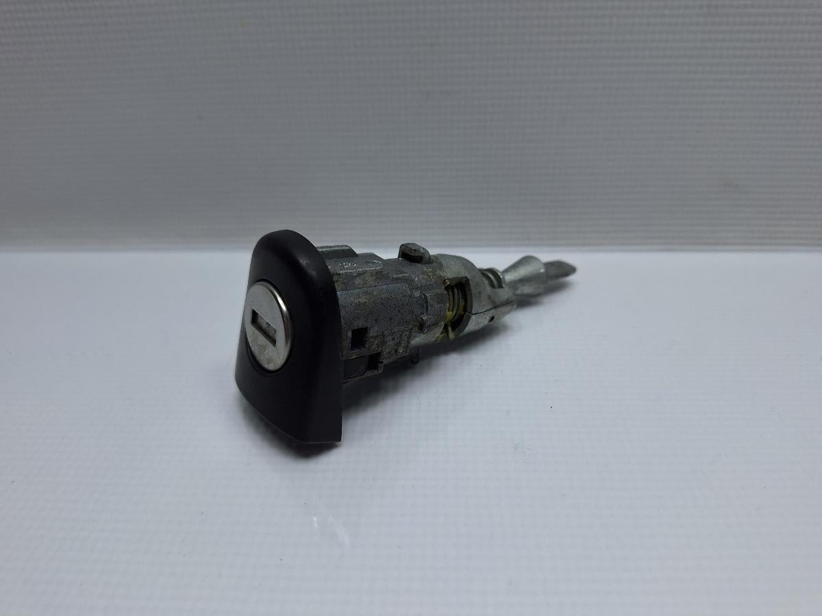 Butuc usa stanga fata VOLKSWAGEN GOLF V 1K1 2003 - 2009 TDI BKC, BLS, BXE 1K0837167D