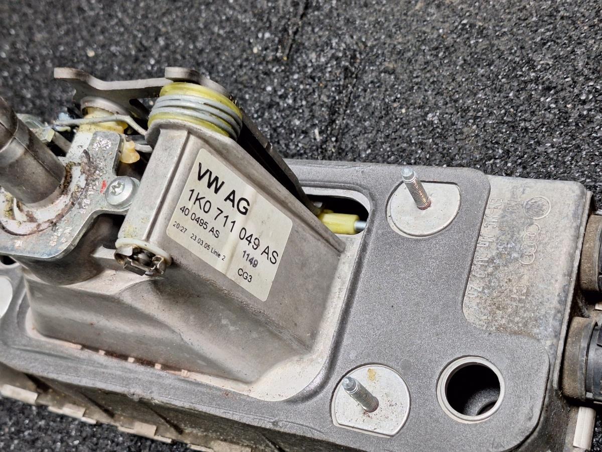 Suport timonerie schimbator de viteze AUDI A3 II Sportback 8PA 2004 - 2015 TDI BKC, BLS, BXE 1K0711049AS , 1K0711789F