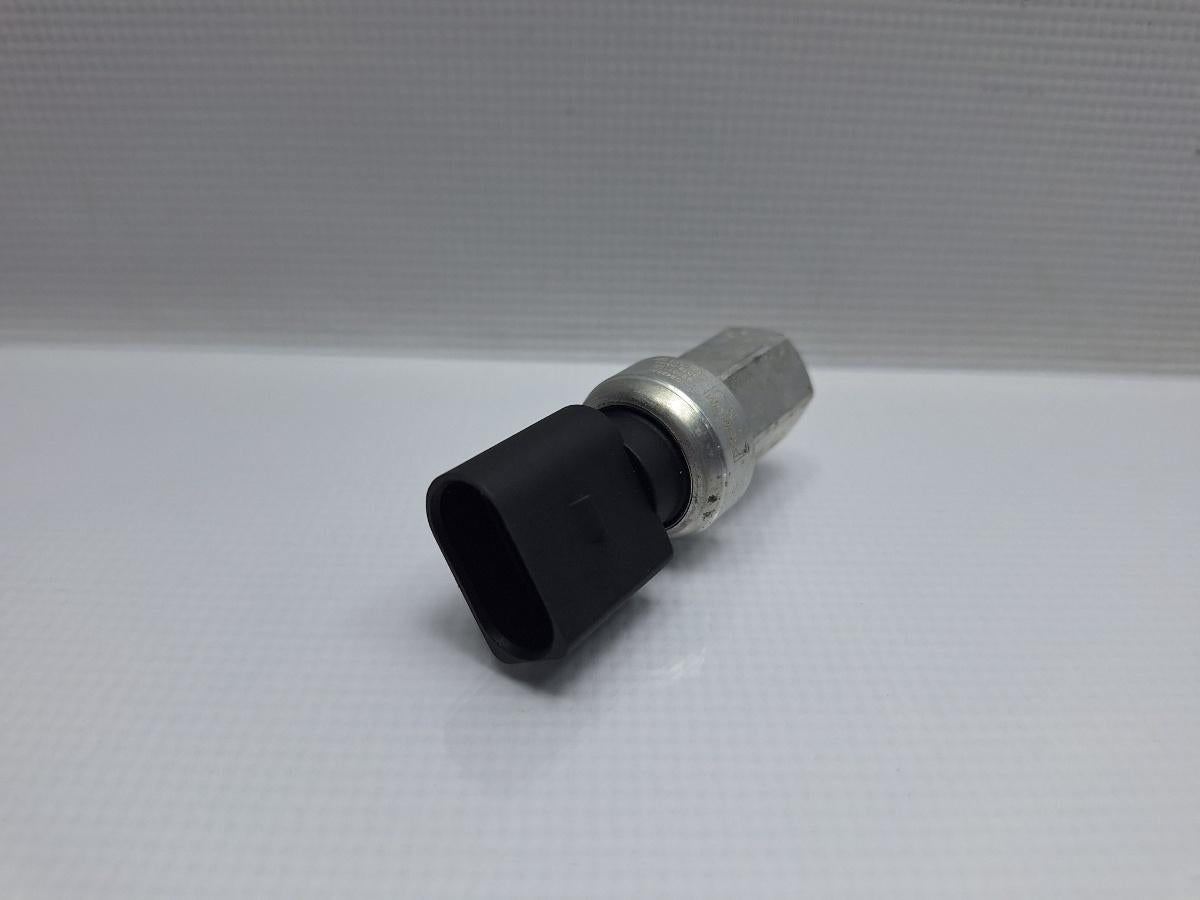 Senzor de presiune aer conditionat (AC) VOLKSWAGEN TIGUAN 5N_ 2007 - >2.0 TDI 4motion CBAB, CFFB, CLJA HELLA 6ZL351028-221