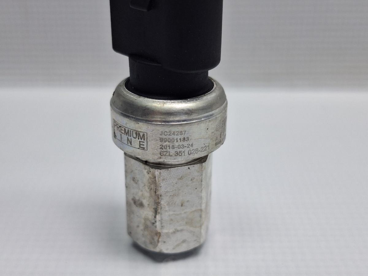 Senzor de presiune aer conditionat (AC) VOLKSWAGEN TIGUAN 5N_ 2007 - >2.0 TDI 4motion CBAB, CFFB, CLJA HELLA 6ZL351028-221