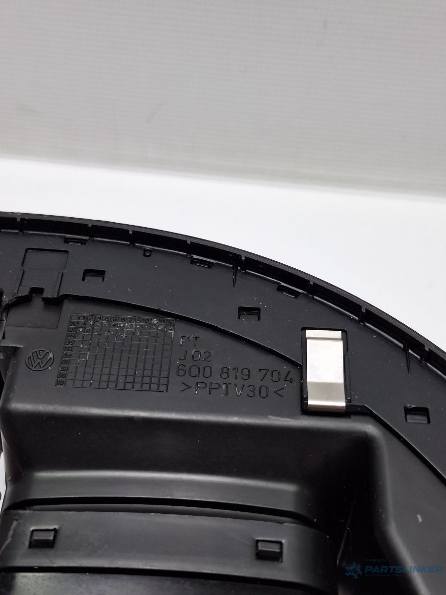 Grila aerisire dreapta VOLKSWAGEN POLO 9N_ 2001 - 2012 16V AUA, BBY, BKY 6Q0819704