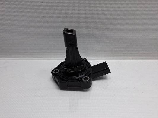 Senzor nivel ulei VOLKSWAGEN PASSAT Variant 3G5 2014 - > TDI CRLB, DBGA, DFGA HELLA 6RP009629-12 04L907660C