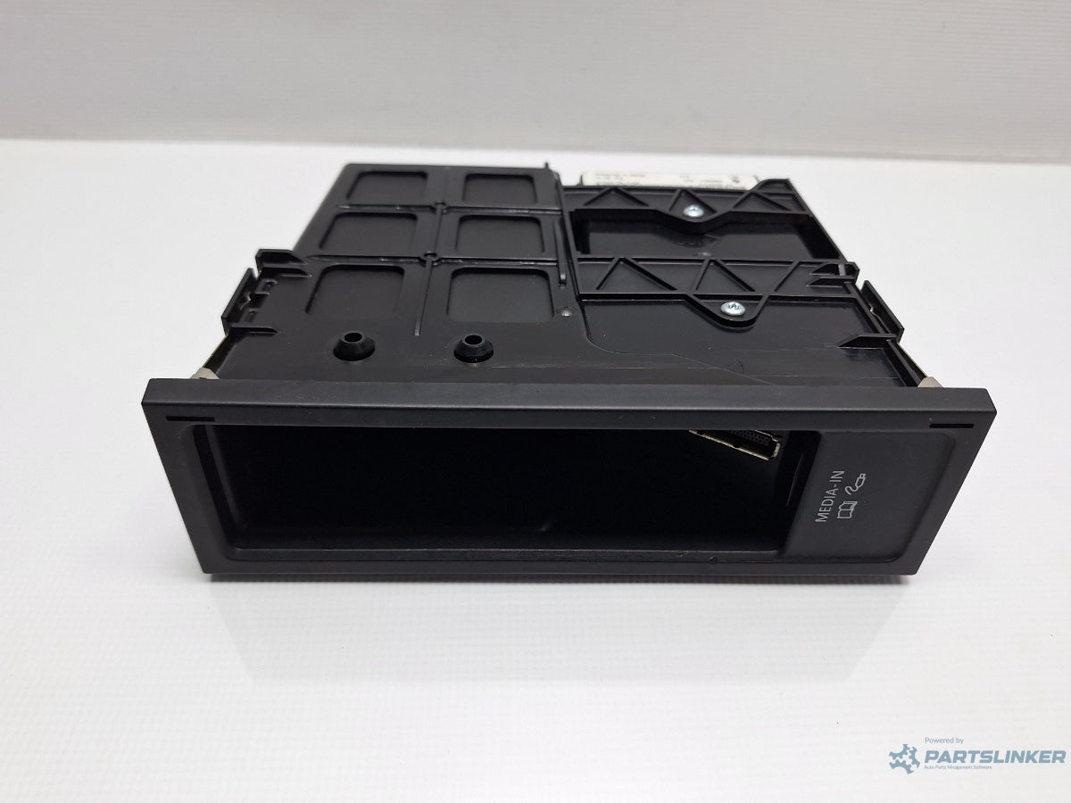 Interfata multimedia VOLKSWAGEN TOURAN 1T3 2010 - 2015 TDI CFHC 5N0035342C , 5N0035341D