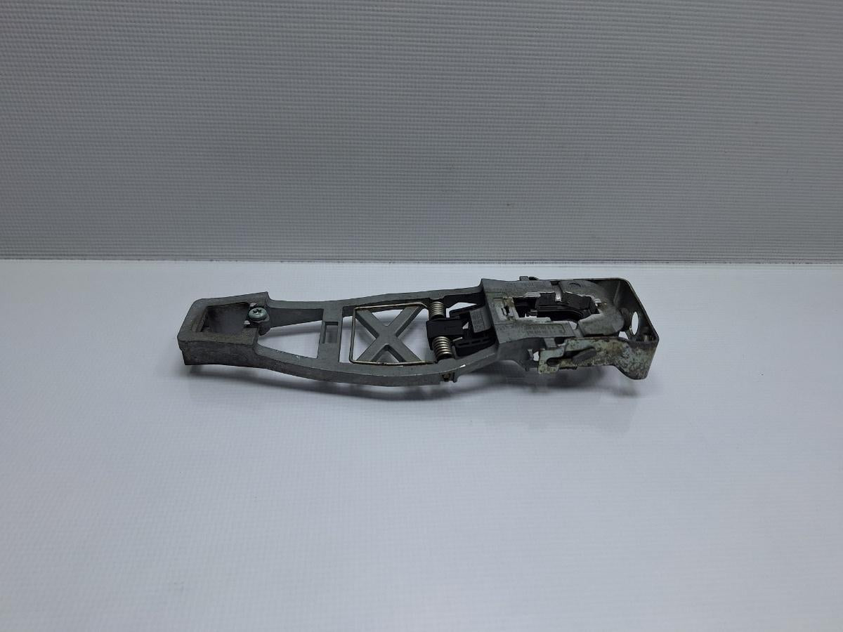 Maner/suport exterior portiera fata stanga fata VOLKSWAGEN TOURAN 1T3 2010 - 2015 TDI CFHC 1T0839885A , 1T0637885BL