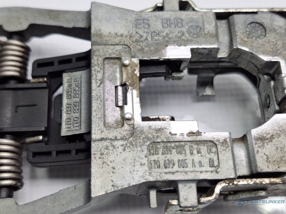 Suport maner exterior stanga fata VOLKSWAGEN TOURAN 1T3 2010 - 2015 TDI CFHC 1T0839885A , 1T0637885BL