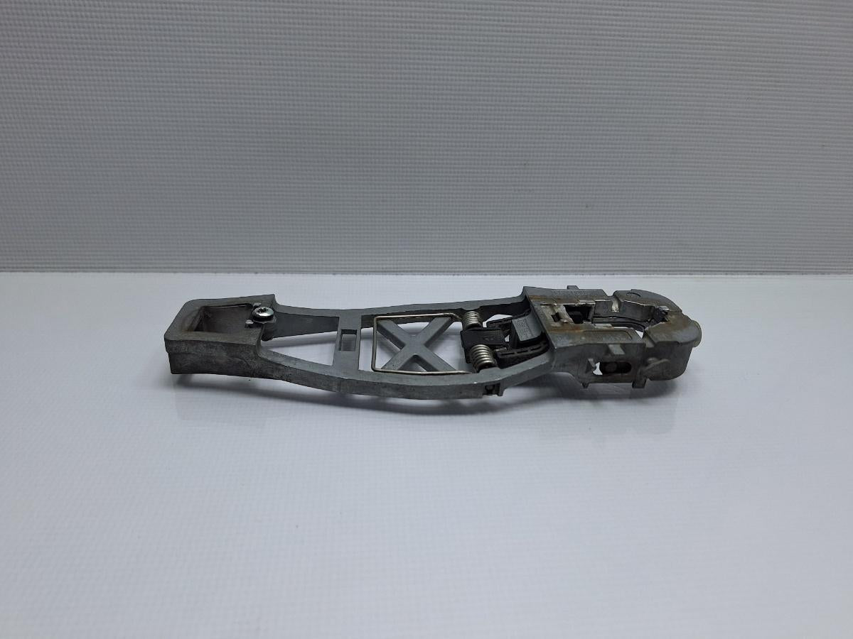 Maner/suport exterior portiera spate stanga VOLKSWAGEN TOURAN 1T3 2010 - 2015 TDI CFHC 1T0637885B , 1T0839885BL