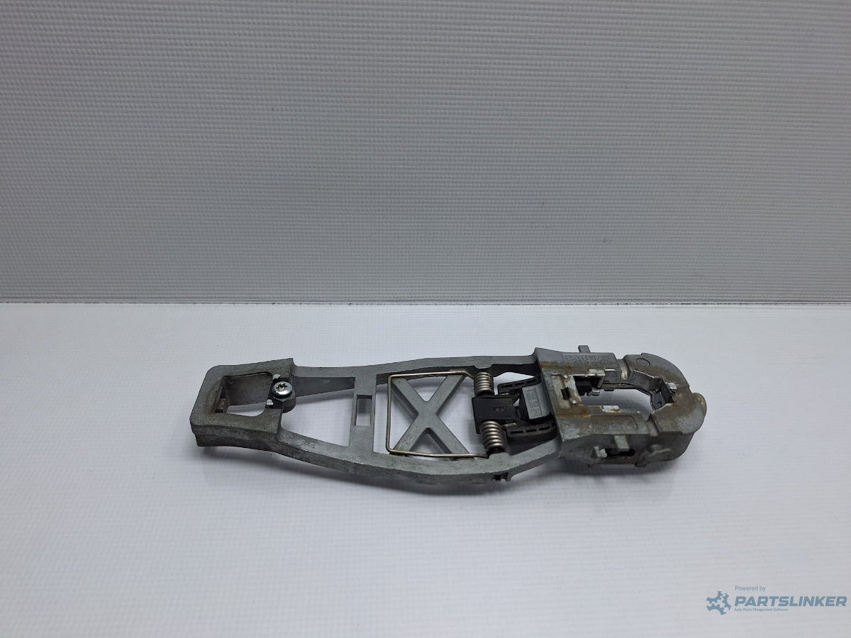 Suport maner exterior stanga VOLKSWAGEN TOURAN 1T3 2010 - 2015 TDI CFHC 1T0637885B , 1T0839885BL