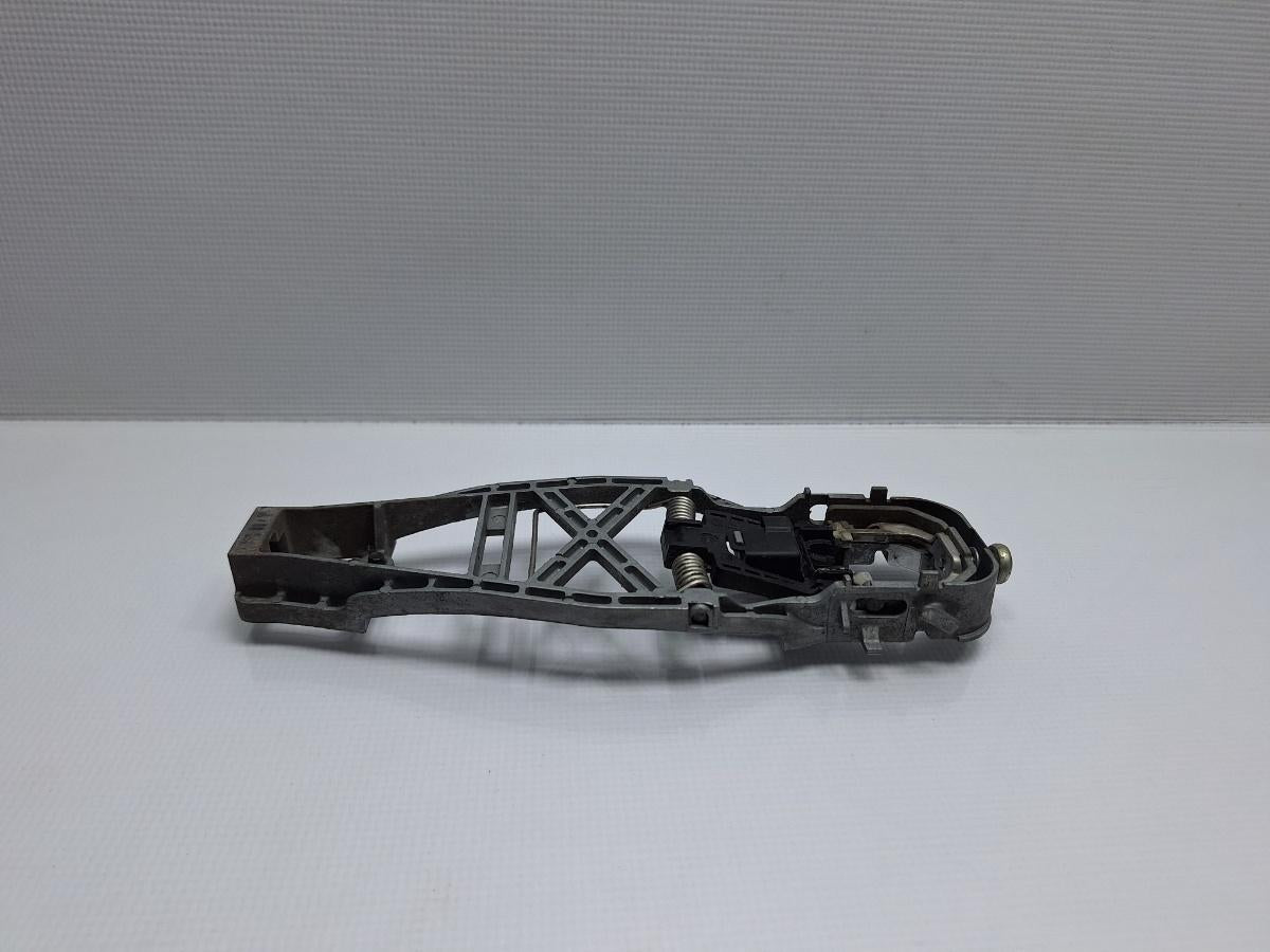 Maner/suport exterior portiera spate stanga VOLKSWAGEN TOURAN 1T3 2010 - 2015 TDI CFHC 1T0637885B , 1T0839885BL
