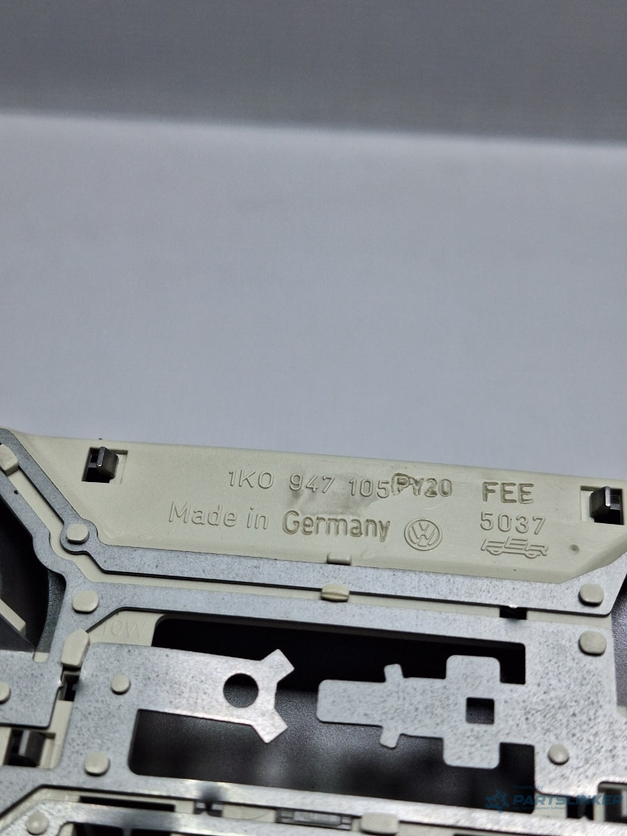 Plafoniera lumini VOLKSWAGEN JETTA IV 162, 163, AV3, AV2 2009 - > TDI CAYC 1K0947105P