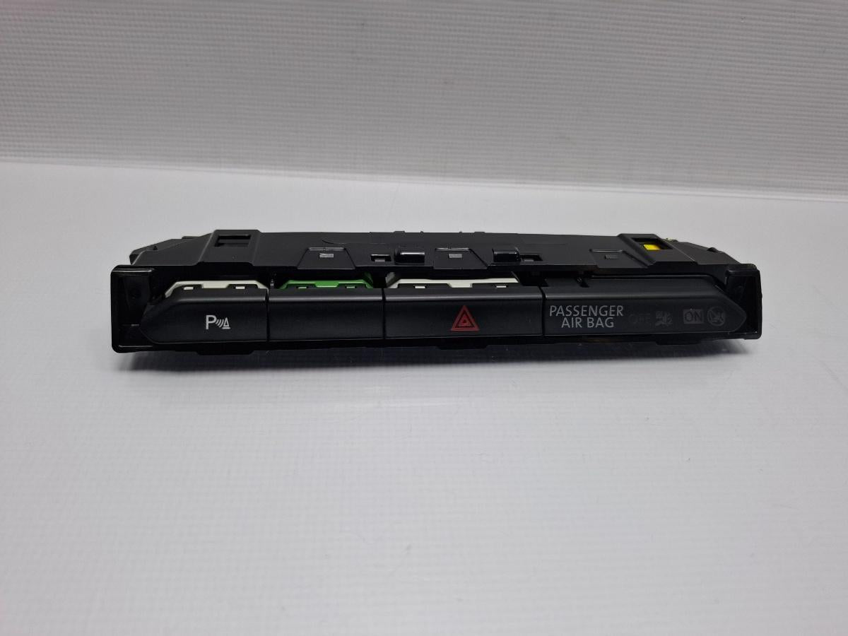 Consola butoane/ buton avarie VOLKSWAGEN PASSAT Variant 3G5 2014 - > TDI CRLB, DBGA, DFGA 3G1853770A
