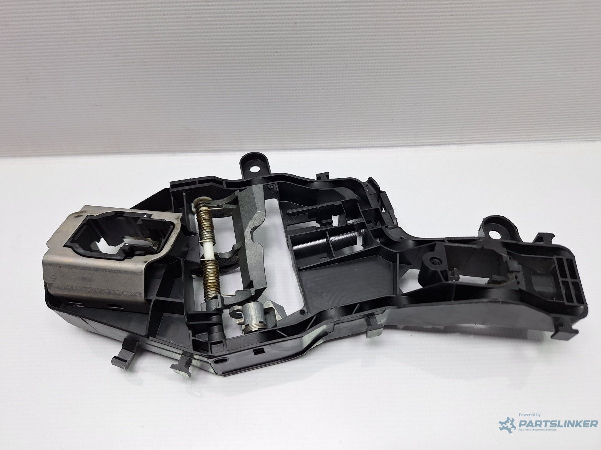 Suport maner exterior usa stanga fata VOLKSWAGEN PASSAT Variant 3G5 2014 - > TDI CRLB, DBGA, DFGA 517837811H