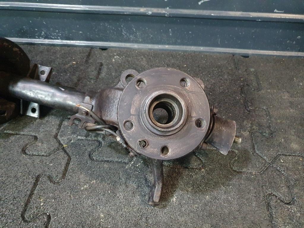 Fuzeta butuc roata fata stanga SEAT ALHAMBRA 7V8, 7V9 1996 - 2010, VOLKSWAGEN SHARAN 7M8, 7M9, 7M6 1995 - 2010, FORD GALAXY WGR 1995 - 2006 7M0413031G , 7M0501655