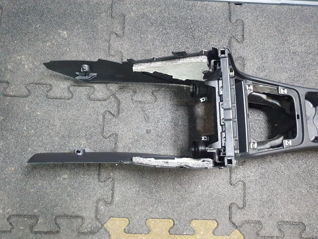 Consola centrala VOLKSWAGEN PASSAT Variant 3C5 2005 - 2011 2.0 TDI BMP 3C1863241CG
