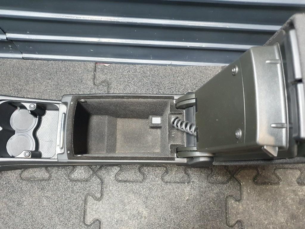 Consola centrala VOLKSWAGEN PASSAT Variant 3C5 2005 - 2011 2.0 TDI BMP 3C1863241CG