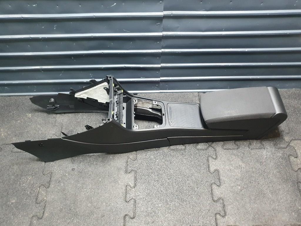 Consola centrala VOLKSWAGEN PASSAT Variant 3C5 2005 - 2011 2.0 TDI BMP 3C1863241CG