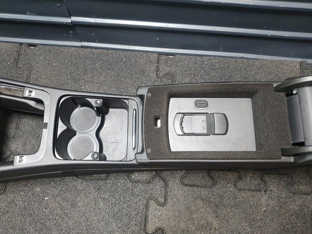 Consola centrala VOLKSWAGEN PASSAT Variant 3C5 2005 - 2011 2.0 TDI BMP 3C1863241CG
