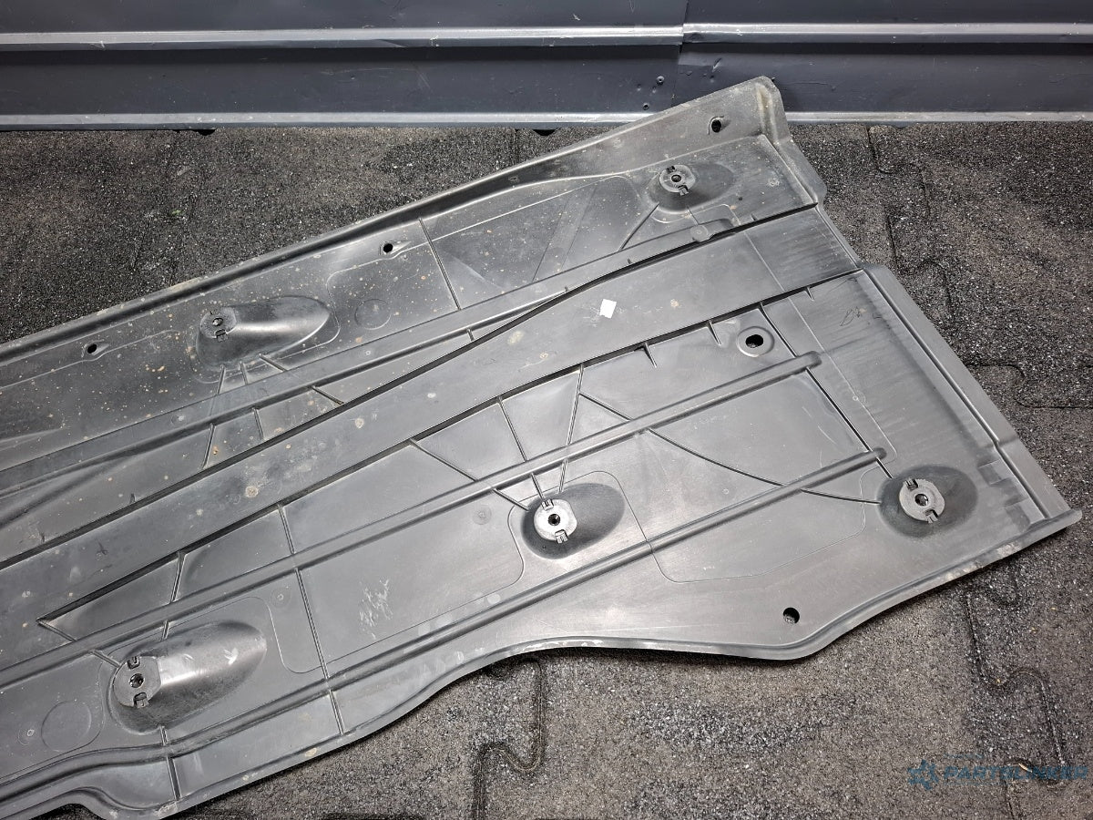 Scut caroserie dreapta VOLKSWAGEN JETTA IV 162, 163, AV3, AV2 2009 - > TDI CAYC 5Q0825202M