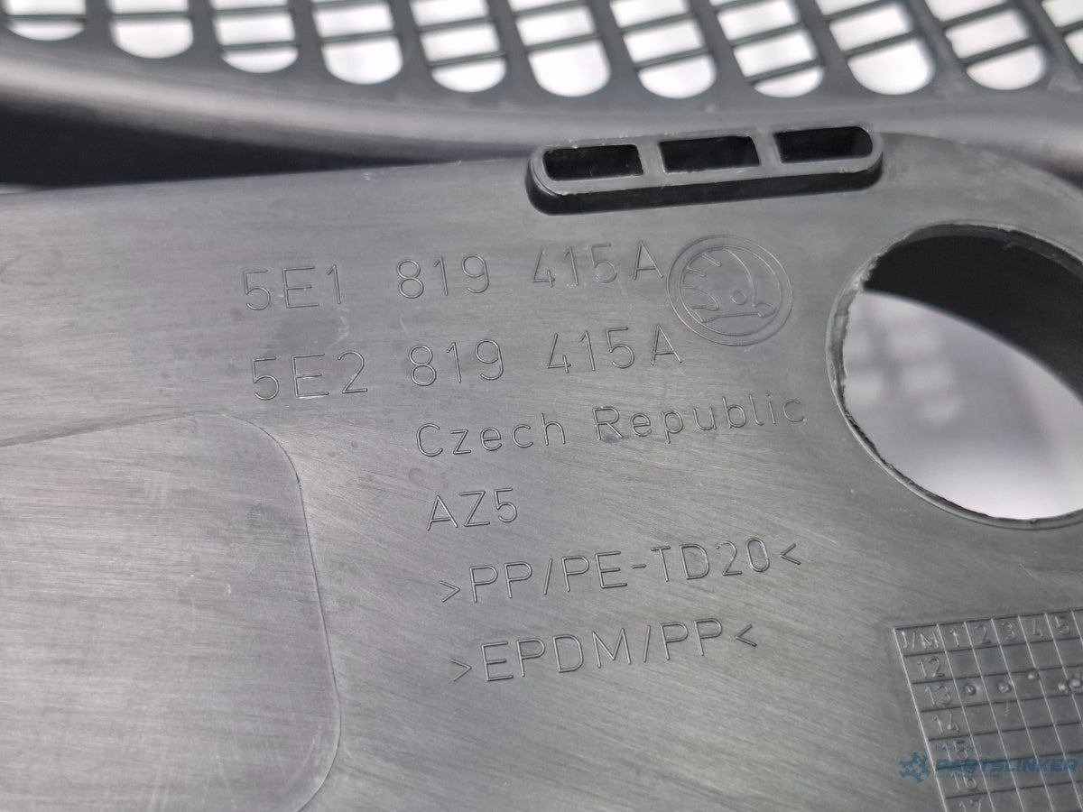 Grila stergator stanga SKODA OCTAVIA Combi 5E5 2012 - > TDI CKFC, CRMB, CYKA 5E1819415A / 5E2819415A