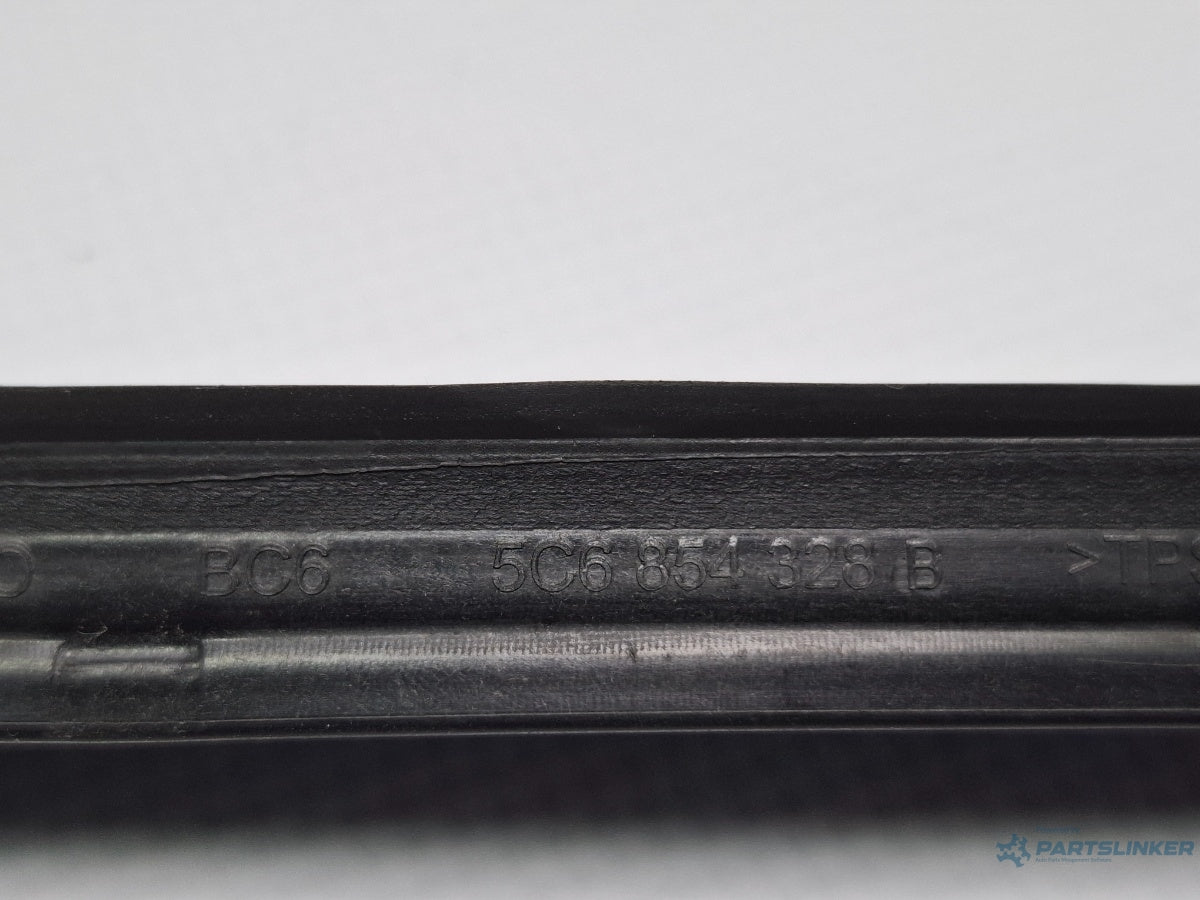 Cheder parbriz dreapta VOLKSWAGEN JETTA IV 162, 163, AV3, AV2 2009 - > TDI CAYC 5C6854328B