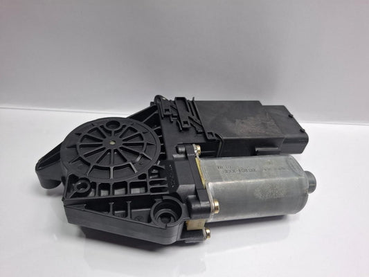 Motoras macara geam stanga fata VOLKSWAGEN PASSAT Variant 3B6 2000 - 2005 TDI AVB BOSCH 0130821695 105404301