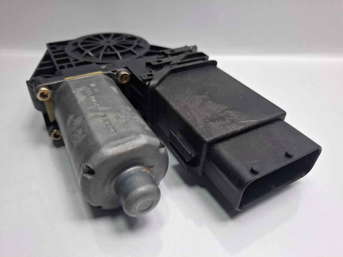 Motoras macara geam stanga fata VOLKSWAGEN PASSAT Variant 3B6 2000 - 2005 TDI AVB BOSCH 0130821695 105404301