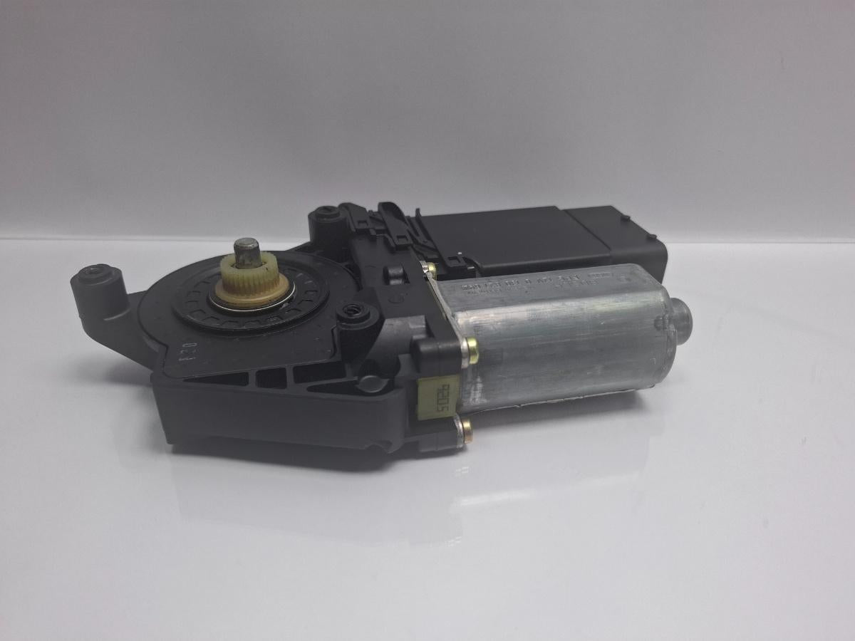 Motoras macara dreapta fata VOLKSWAGEN PASSAT Variant 3B6 2000 - 2005 TDI AVB 3B4837752MS