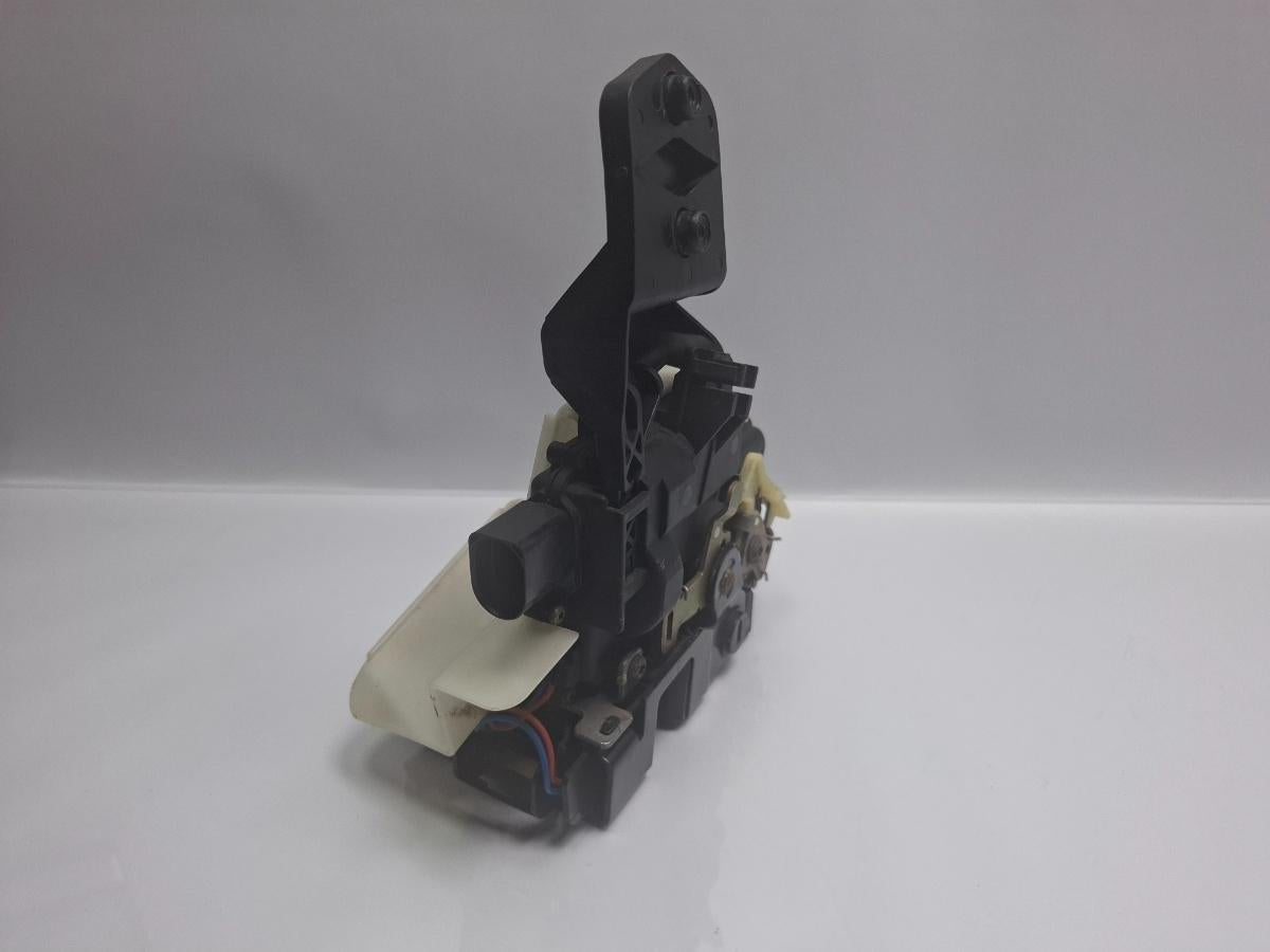 Broasca usa dreapta spate VOLKSWAGEN PASSAT Variant 3B6 2000 - 2005 TDI AVB 3B4839016M