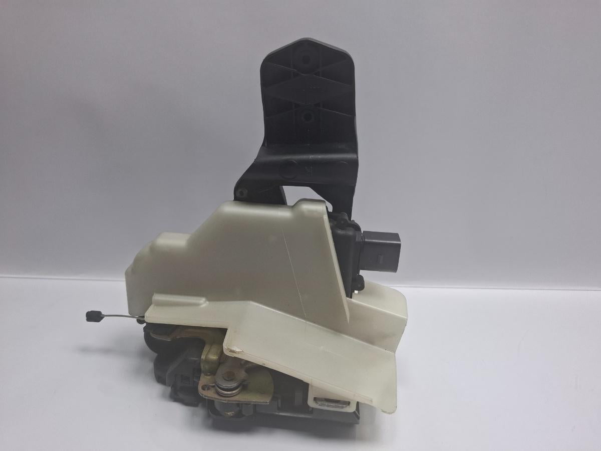 Broasca usa dreapta spate VOLKSWAGEN PASSAT Variant 3B6 2000 - 2005 TDI AVB 3B4839016M