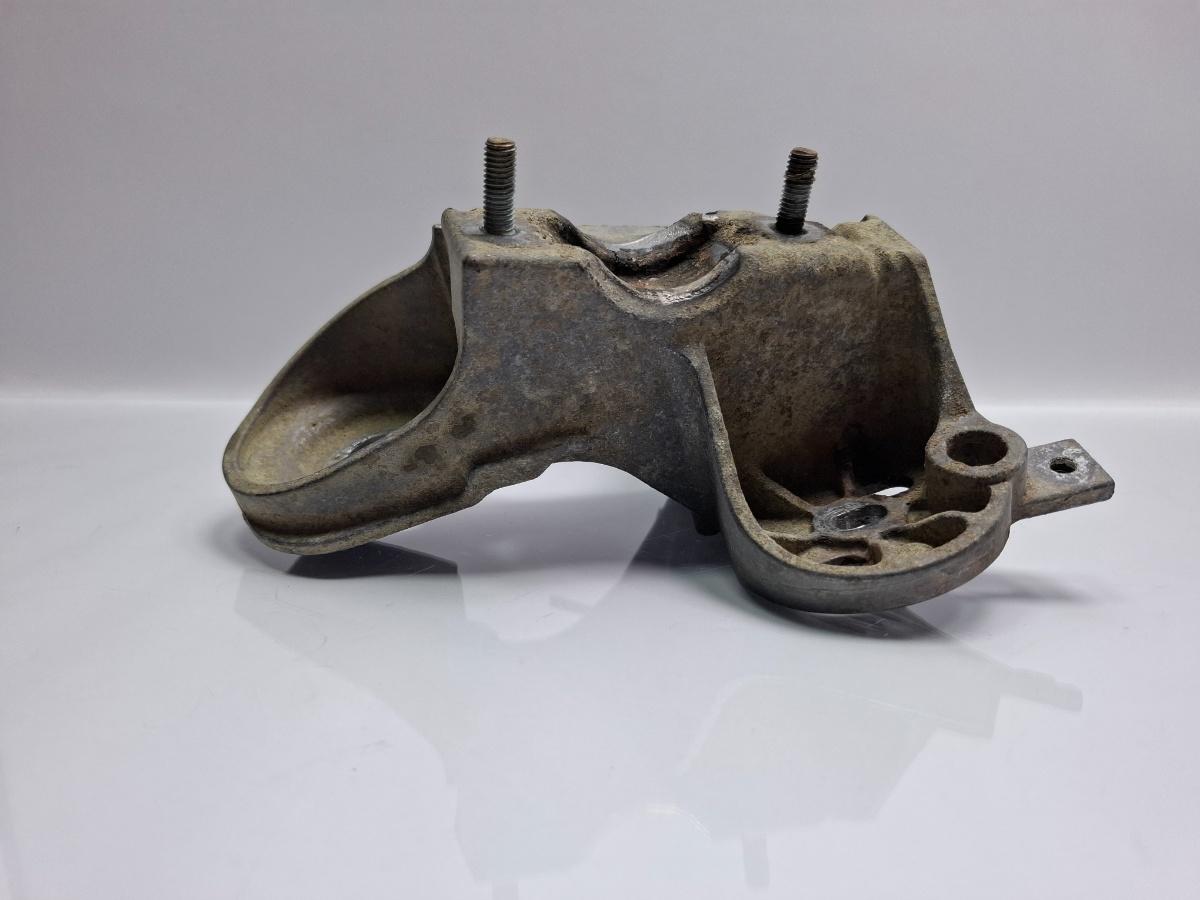 Suport bara stablizatoare dreapta fata VOLKSWAGEN PASSAT Variant 3B6 2000 - 2005 TDI AVB 8E0199352D