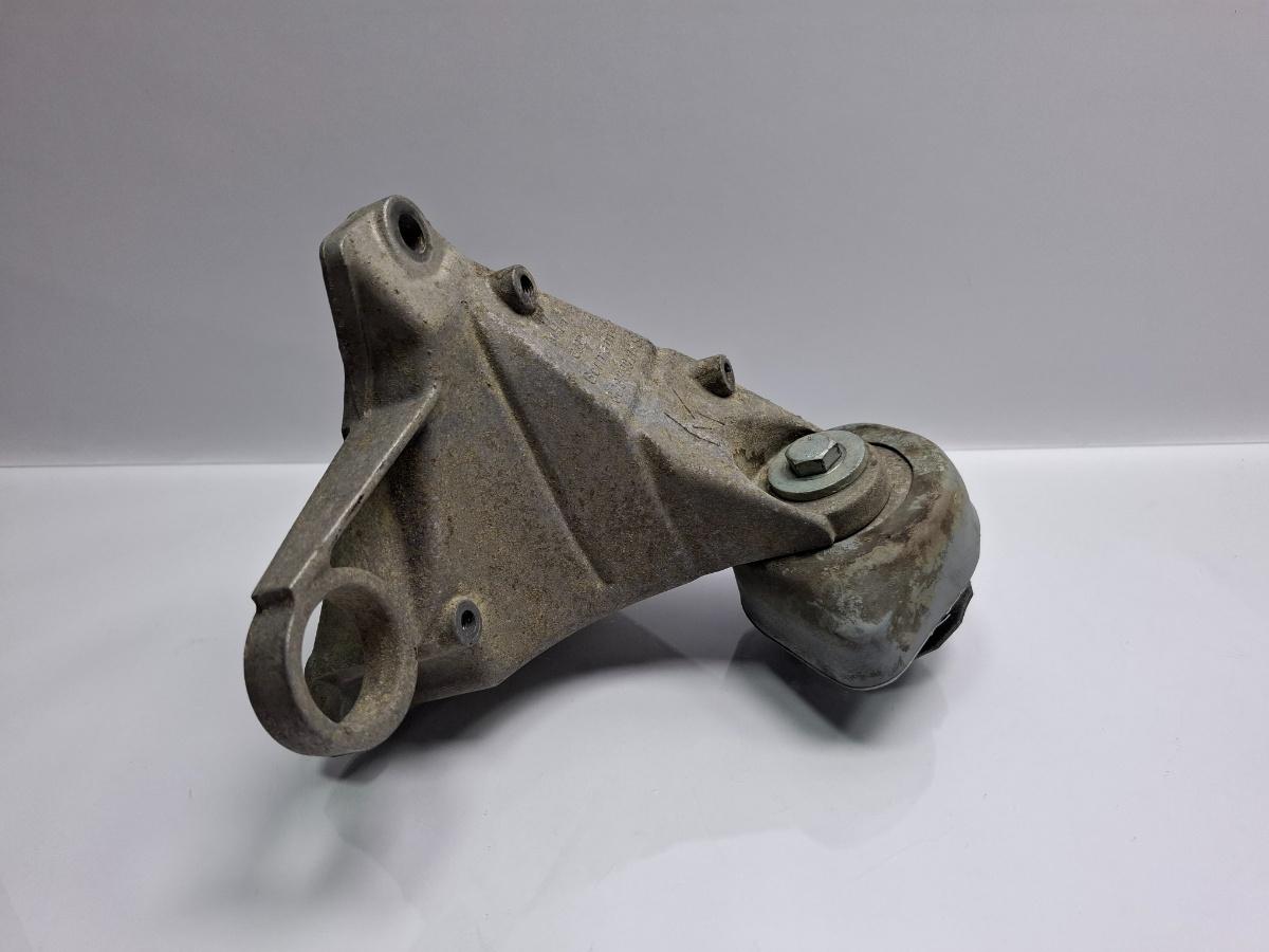 Suport cutie viteze dreapta VOLKSWAGEN PASSAT Variant 3B6 2000 - 2005 TDI AVB 8D0399114S