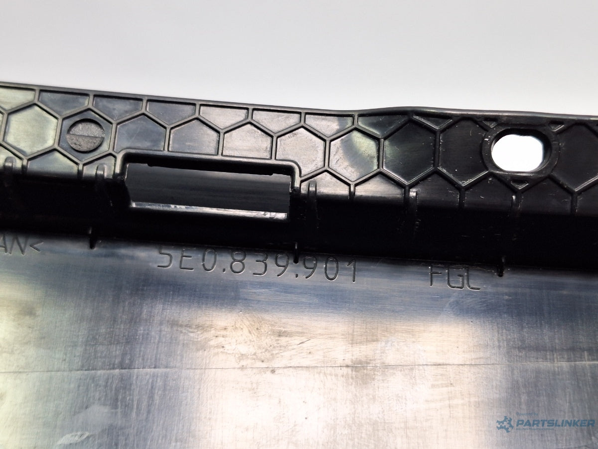 Ornament usa stanga spate SKODA OCTAVIA Combi 5E5 2012 - > TDI CKFC, CRMB, CYKA 5E0839901