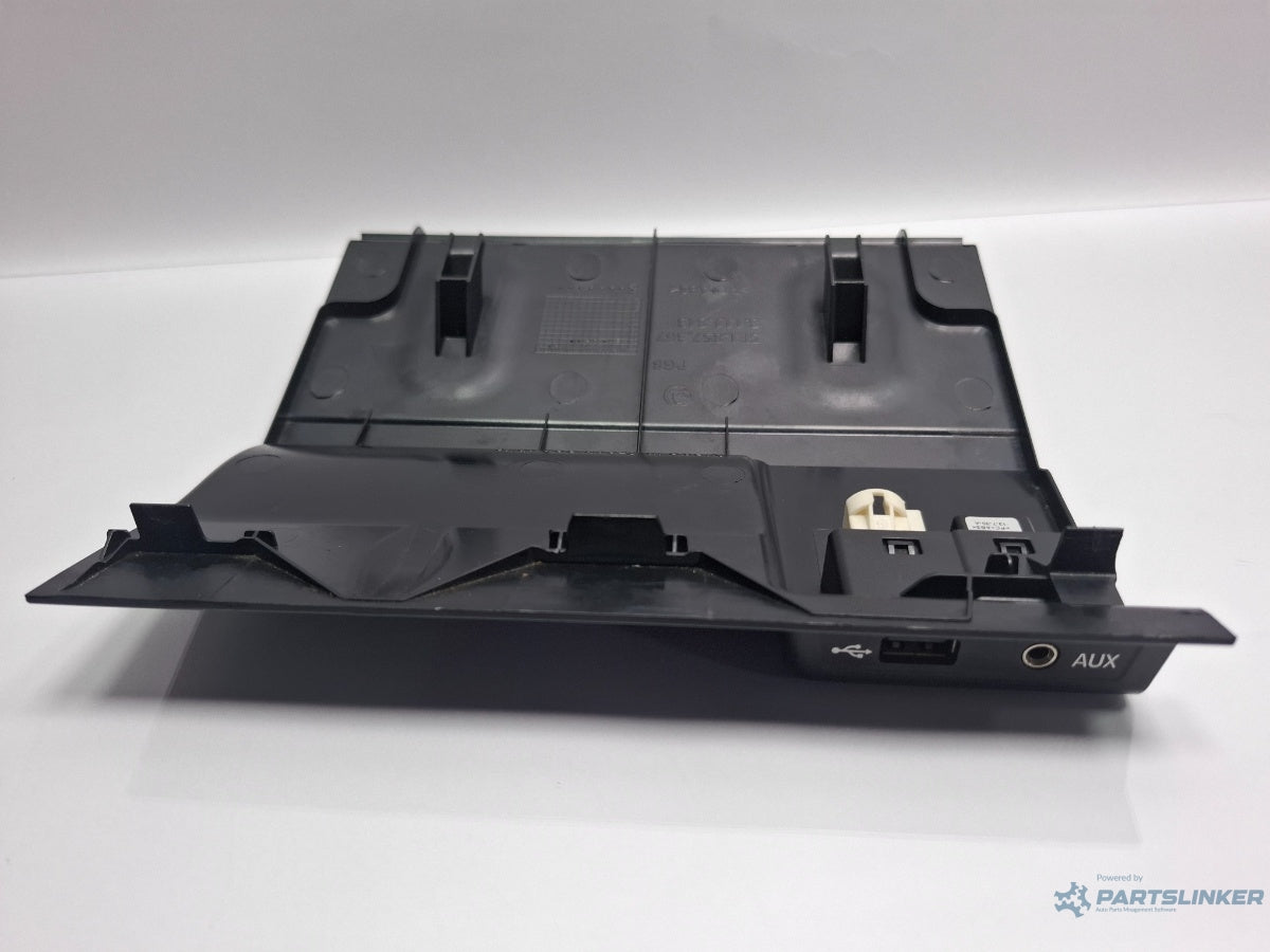 Mufa Auxiliara / USB SKODA OCTAVIA Combi 5E5 2012 - > TDI CKFC, CRMB, CYKA 5E1857367