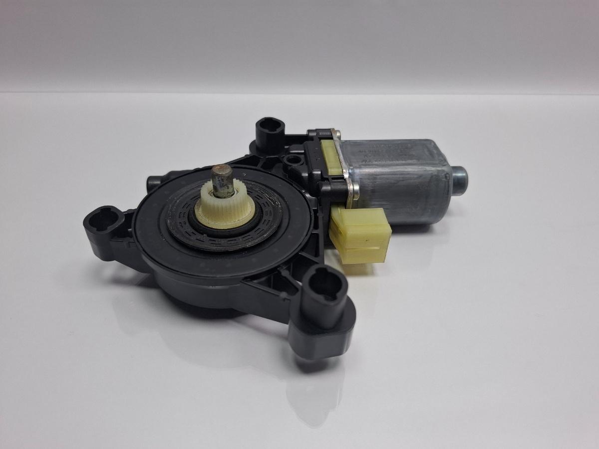 Motoras macara geam stanga fata SKODA OCTAVIA Combi 5E5 2012 - > TDI CKFC, CRMB, CYKA BOSCH 0130822717 5Q0959801B