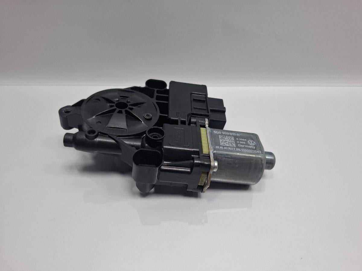 Motoras macara geam stanga spate SKODA OCTAVIA Combi 5E5 2012 - > TDI CKFC, CRMB, CYKA BOSCH 0130822725 5Q0959811A