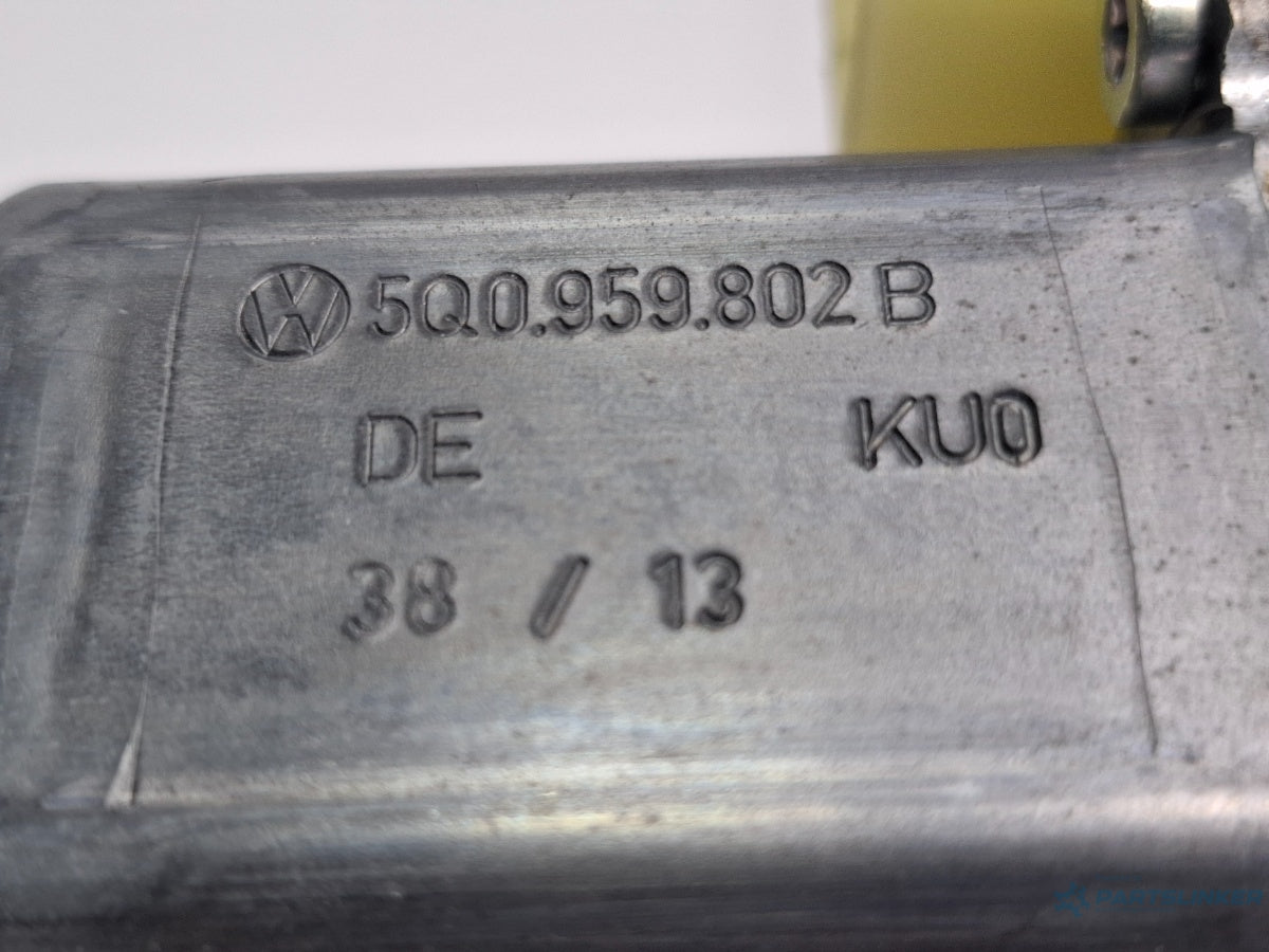 Motoras macara geam dreapta fata SKODA OCTAVIA Combi 5E5 2012 - > TDI CKFC, CRMB, CYKA BOSCH 0130822716 5Q0959802B