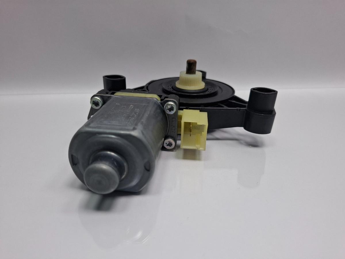 Motoras macara geam dreapta fata SKODA OCTAVIA Combi 5E5 2012 - > TDI CKFC, CRMB, CYKA BOSCH 0130822716 5Q0959802B